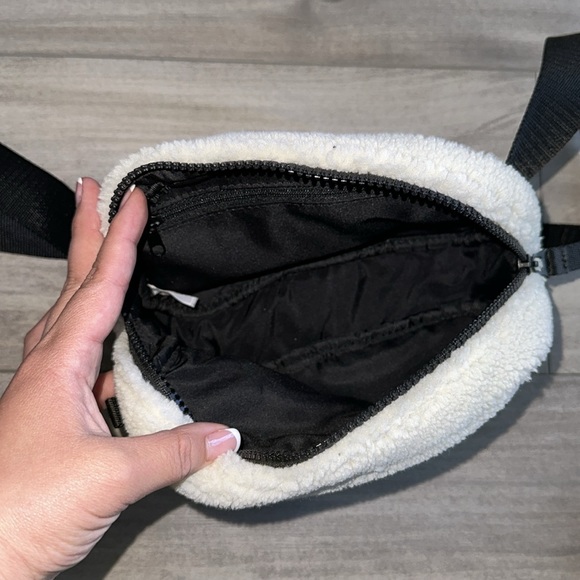 NWT Sherpa cross body bag 🤍 - Picture 2 of 6